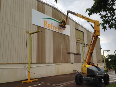 Installation enseigne très grand format sur bardage